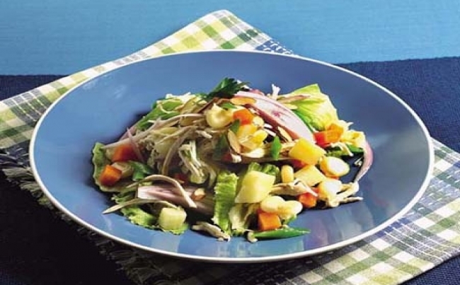 Salpicón de pollo con almendras